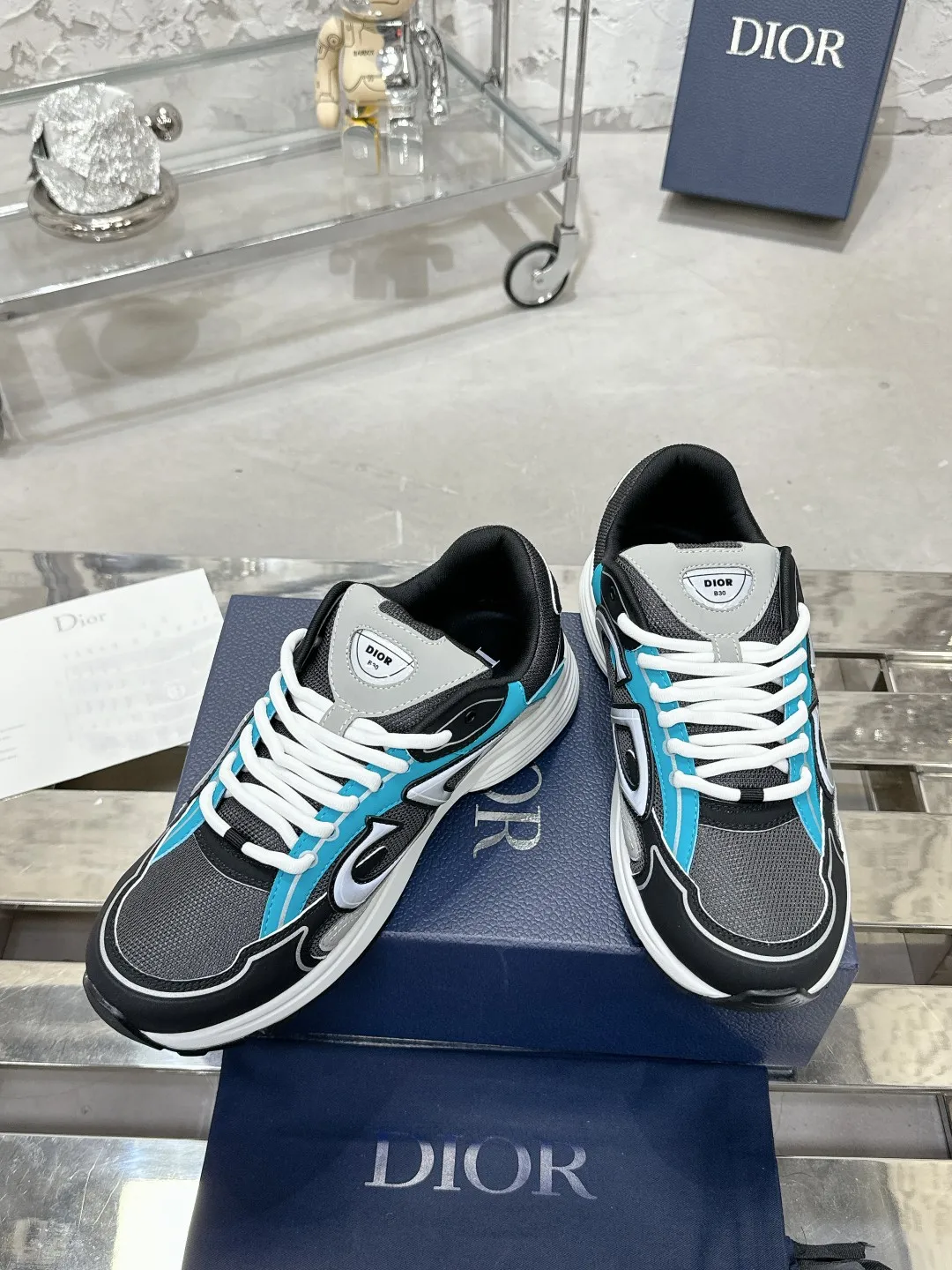Men's men's shoes 💰600❤️❤️❤️High version Dior Dior's latest color matching B30 series reflective dad sneakers original 17380💰 purchased for development and production Brand new B30 sneakers Dad Shoes style shoes that follow the trend of the retro market The Dior logo on the tongue also indicates that this pair of shoes is the B30 model! B30 uses fine-textured leather and mesh cloth materials to form a shoe body. There are conspicuous letters CD on both sides of the shoe body to indicate identity. Many lines on the shoe body outline details to make the shoes look less monotonous and full of retro flavor. The delivery counter is exquisitely packaged🛍📦 ▪️Fabric: Original customized technical fabric + mesh ▪️Inner lining: Customized breathable lining ▪️Outsole: Original molded IP foam + TPU outsole ▪️Sole thickness: 3.5CM ▪️Size: Women’s size 35-40 / Men’s size 39-46